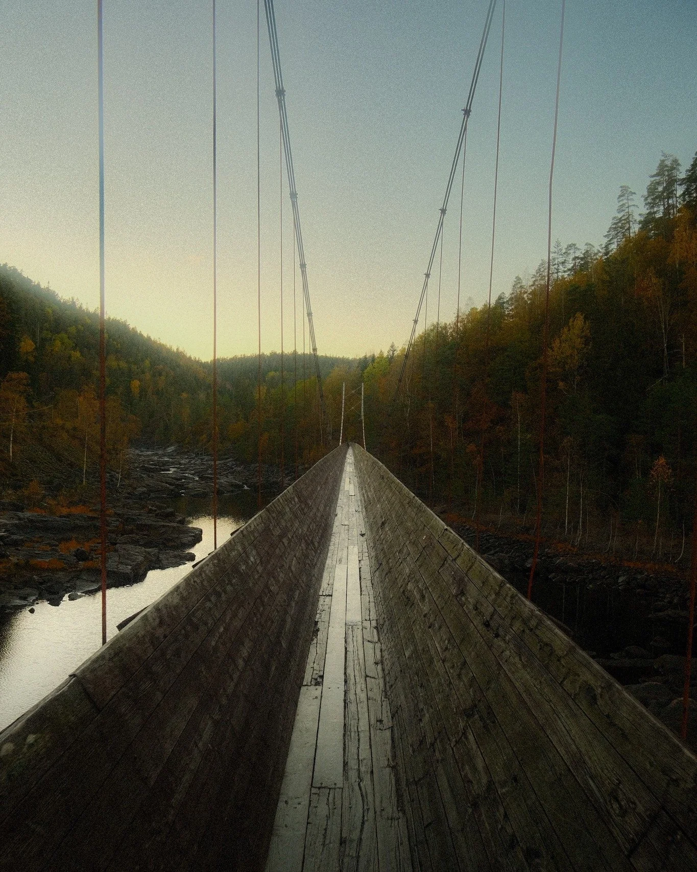 Siste mulighet til &aring; g&aring; T&oslash;mmerrenna f&oslash;r vinteren 🍂 Renna er stengt for ferdsel fra 1. november til 31. mars, p&aring; grunn av vedlikehold av st&aring;lkonstruksjonene 🚧

#visitvennesla #t&oslash;mmerrenna #h&oslash;st #ve