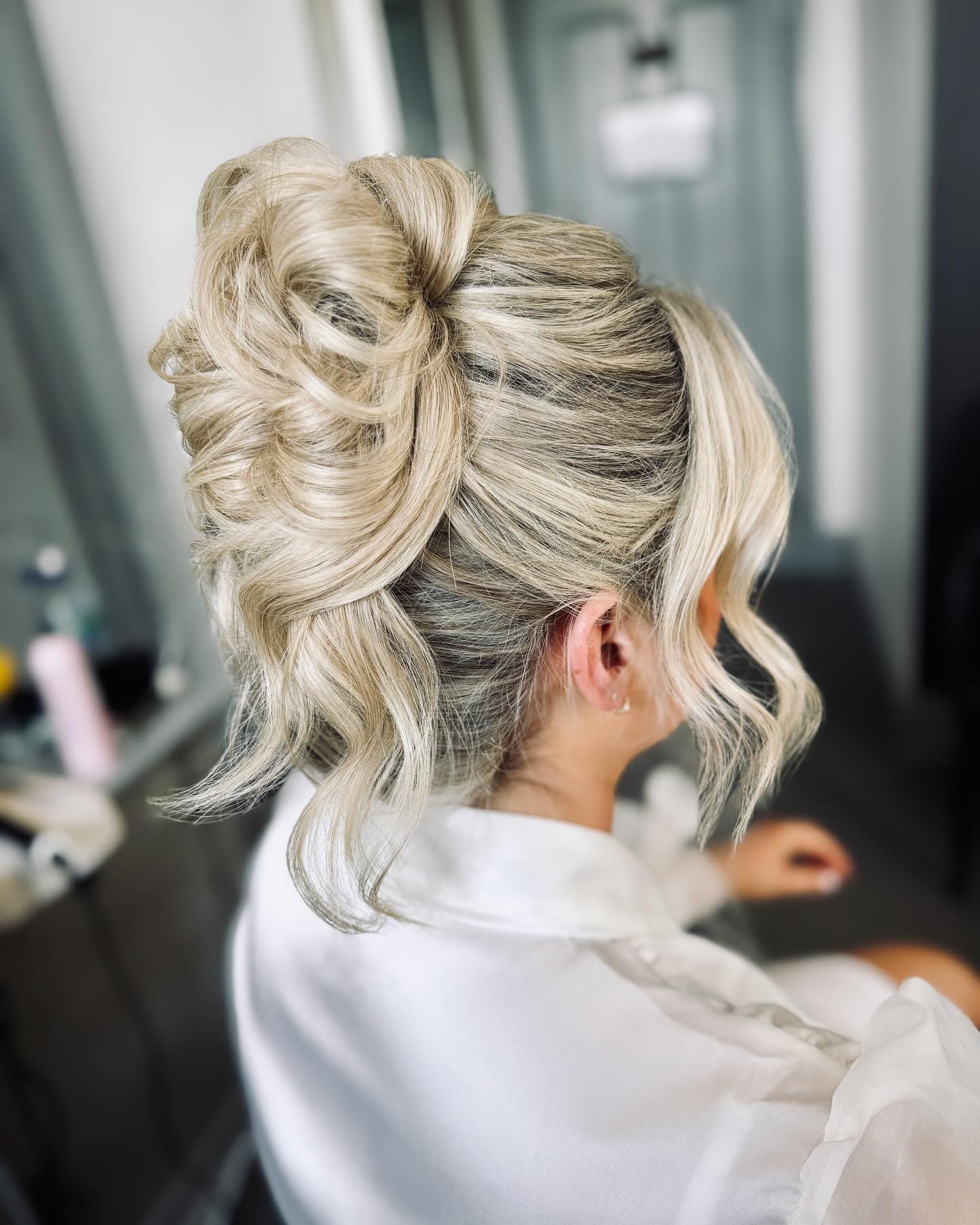 When the brief is high modern up do&hellip; not neat with a few bits down.. 🪄

🤍 Samantha 🤍

Deserved a post on its own don&rsquo;t you think?! 

Keep an eye on @amyyourbridalteam  @x_yourbridalteam_x too for more info on make up later! 👀

Thank 