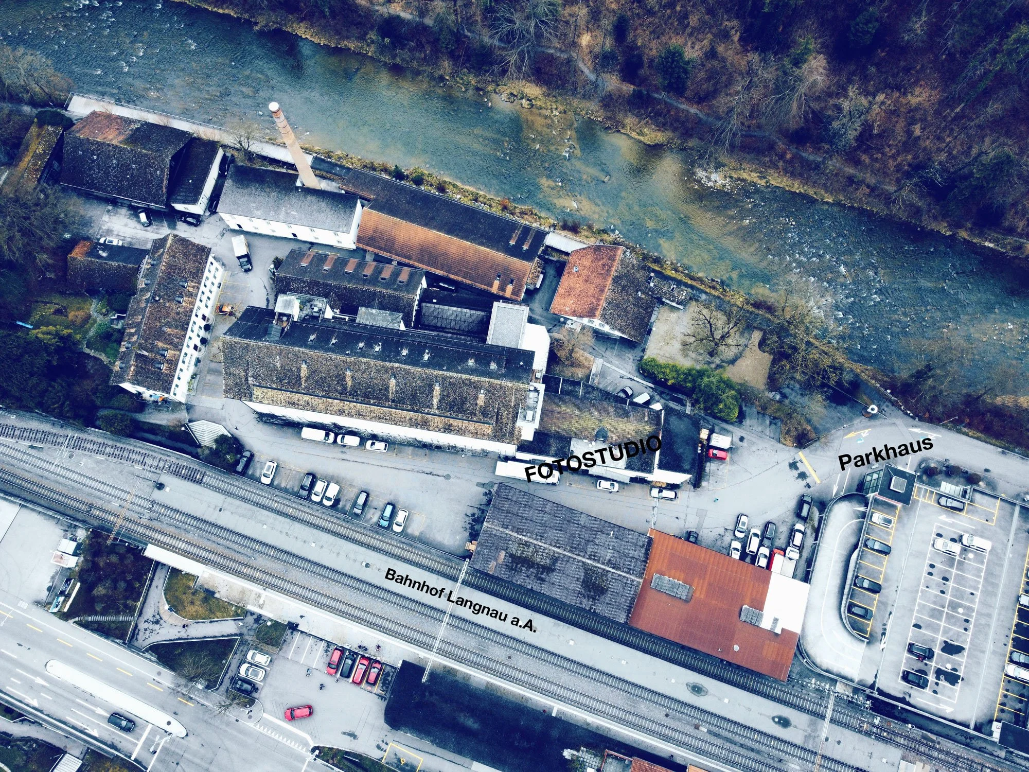 Luftaufnahme des Fotostudios und Bahnhofs Langnau am Albis – zwei Minuten Fussweg von der S4.