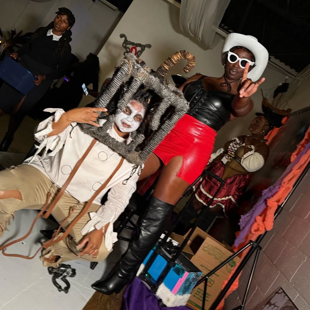 Drove 12 hrs to Atlanta, of course Im leaving with SOMETHING‼️

S/ O to my GURL my Model @deziacierra_  the real MVP❗️She really truly played a part in bringing my canvas to life! Gon head &amp; add actress to the resume🤣Thank you my gurl 💋

I want