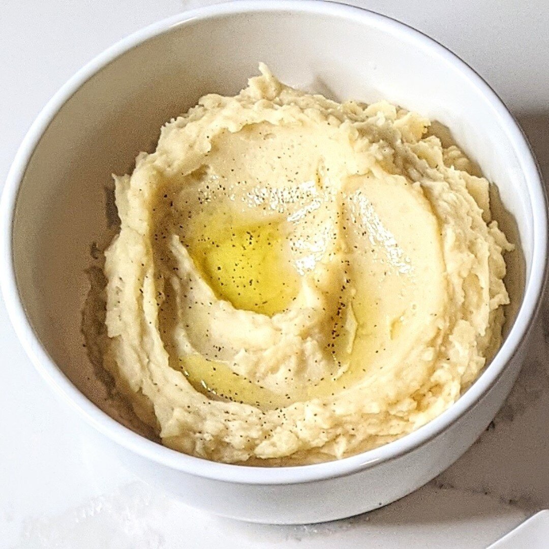 Perfectly creamy mashed potatoes, thanks to our secret ingredient #cassava #yuca Look below for the process 👇🏾

Potatoes 
Cassava/yuca root
Garlic cloves 
Butter 
Peruvian garlic

Peel potatoes, cassava/yuca, and garlic gloves. 
Place all ingredien