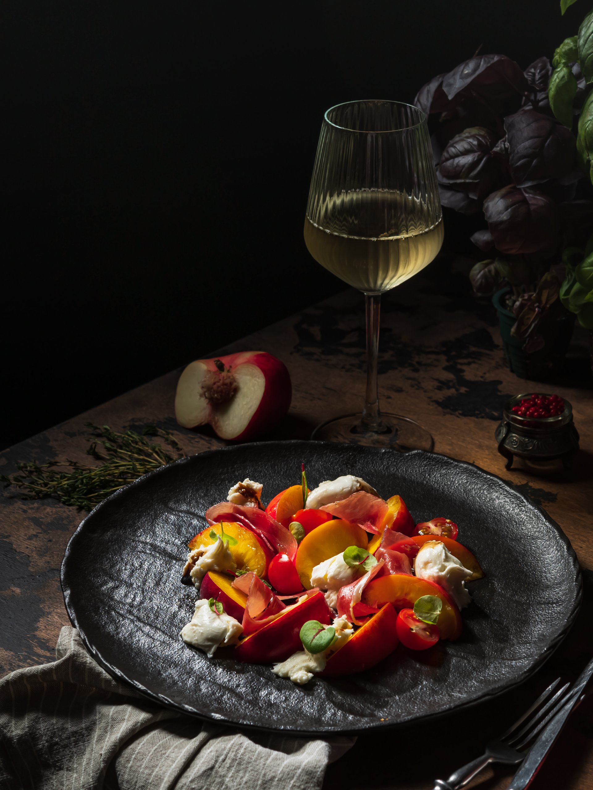 salat-s-nektarinami-parmoj-fotograf-dlya-dostavki-edy.jpg