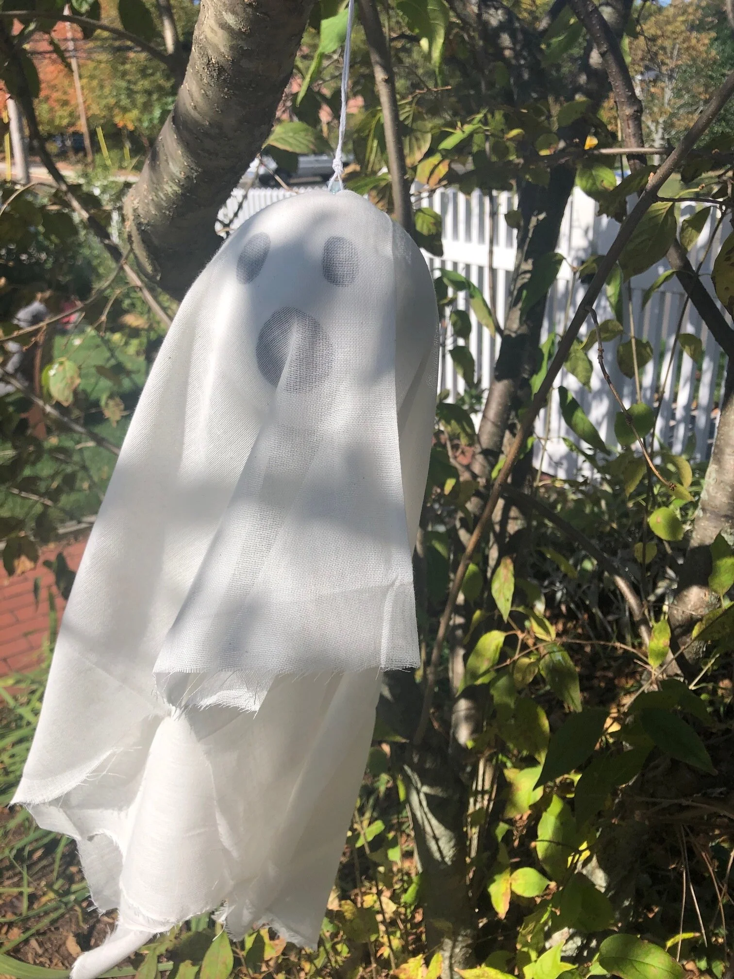 Easy Ghost Decorations — The Crafty Mommy