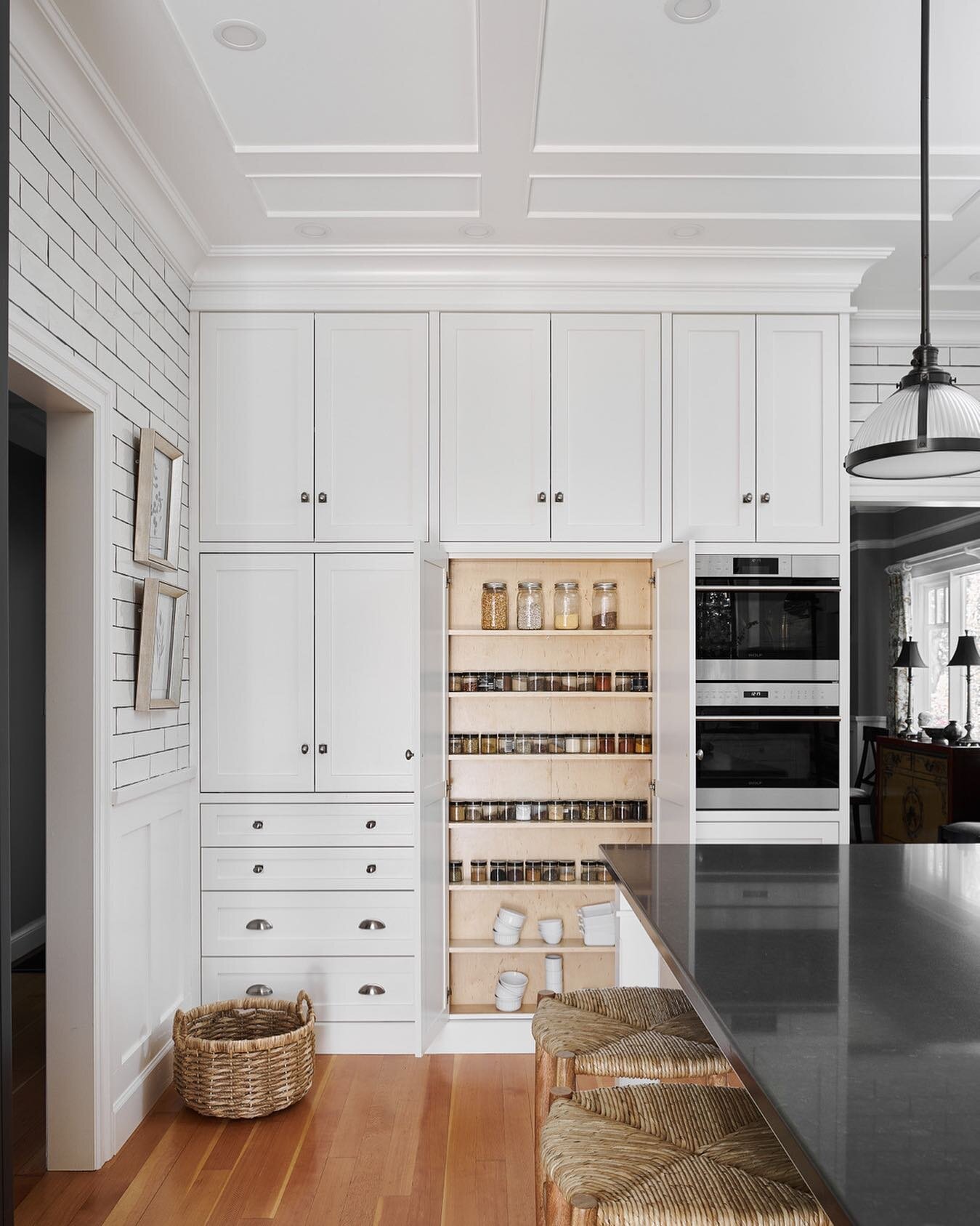 Stunning custom cabinetry can make the world of a difference!
⠀⠀⠀⠀⠀⠀⠀⠀⠀
For Project Shakespeare, the white shaker cabinets revamp and brighten this traditional home. Cleverly designed to be both functional and beautiful, this space captures an unpara