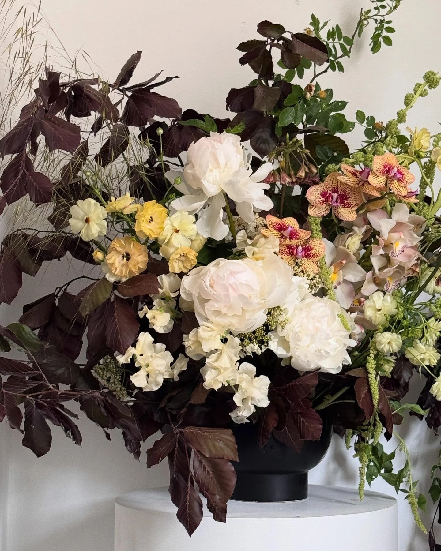 A few weeks ago I had the honour of creating some beautiful flowers for @wolfaliceband at @elliesbar_ 💚

Thank you!