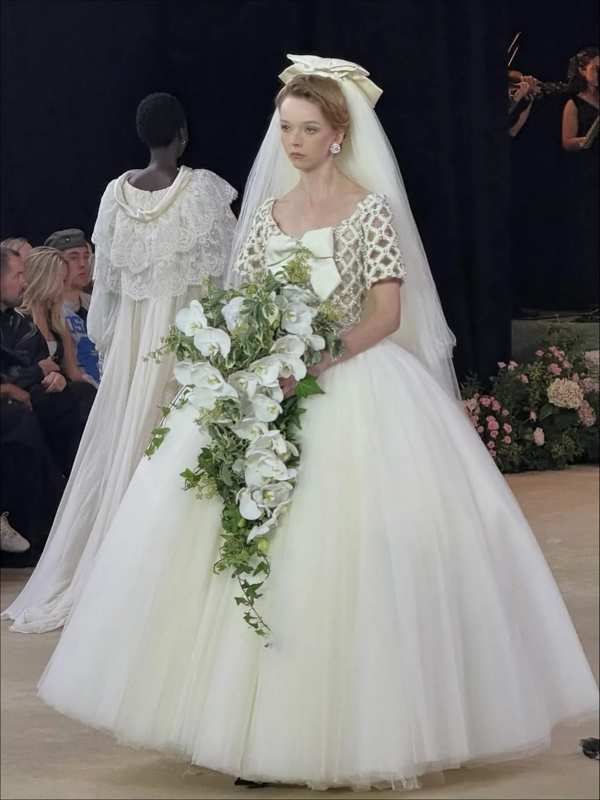 A couple of months ago I dipped my toes back into freelancing, for one day only 

Thank you @samueljosephthomas for hiring me to make these cascading bouquets for @richardquinn SS26 show 🤍