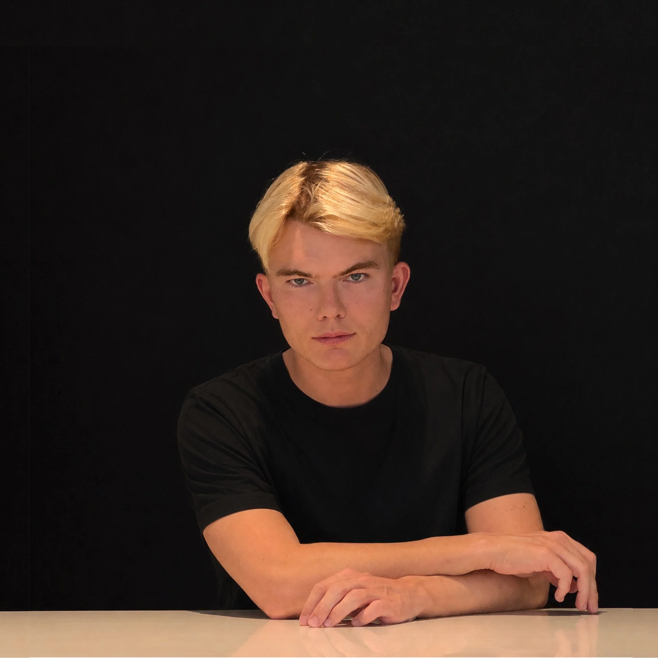 Der Designconsultant Florian Kolbrink, vor schwarzem Hintergrund.