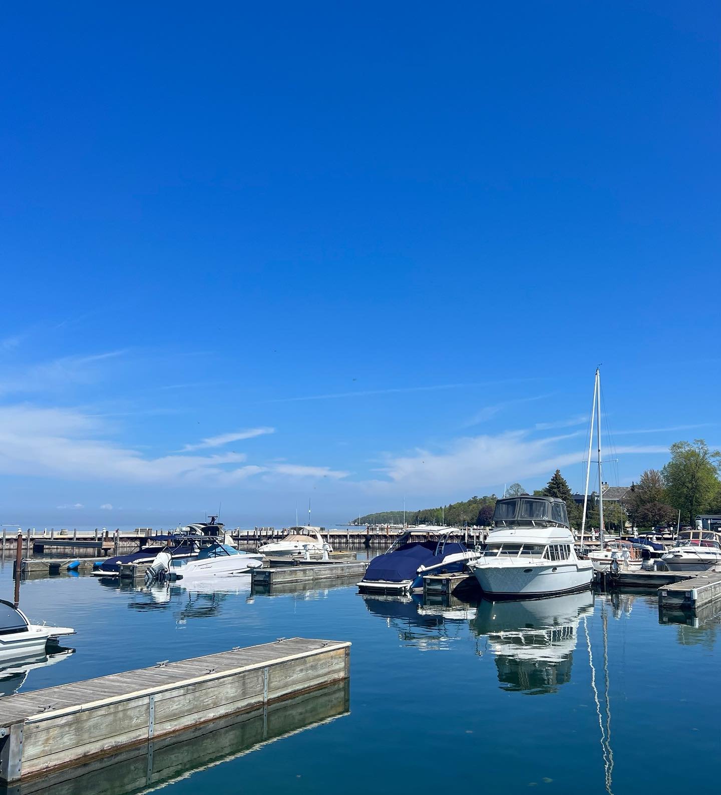 Signs of summer have been popping up in the marina this week! ⛵️ Who&rsquo;s ready for summer days out on the water? 

#sisterbaywi #sisterbay #doorcountysummer #summerdestination #travelwisconsin #doorcounty #summertime #boating #boatlife