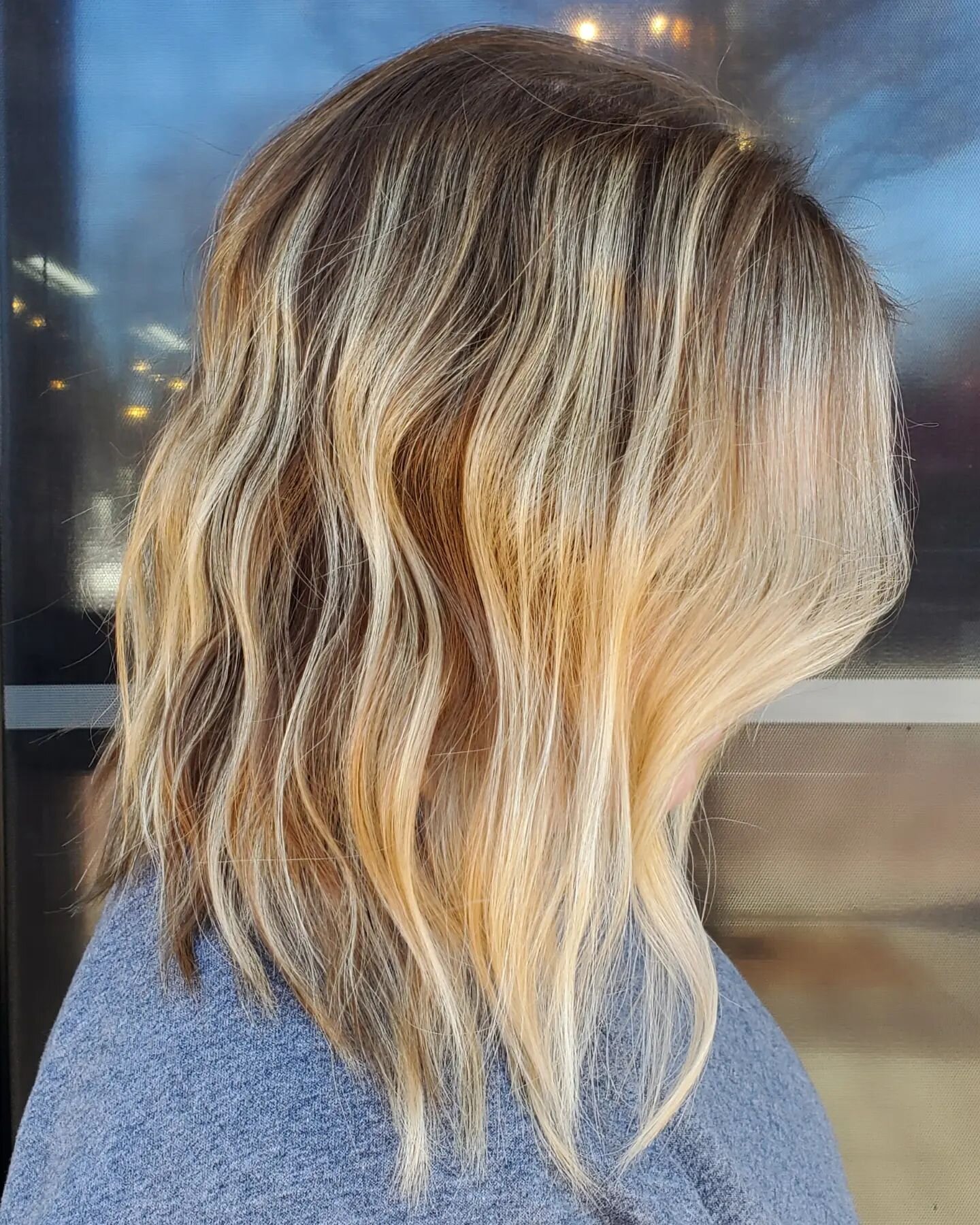 🌟beachy live-in hair vibes...muh fave🌟
&bull;
with the right amount of lightness, dimension, coolness and warmth we can create a natural vacation look
&bull;
let's bring our your inner surfer🏄&zwj;♀️ 
&bull;
&bull;
&bull;
#naturalfeelingcolor #vac