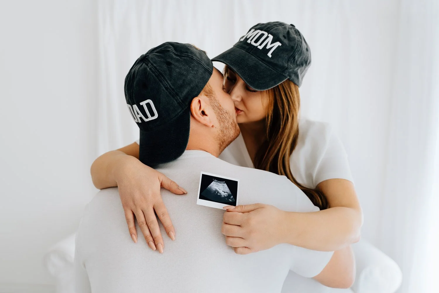 liebevolle und entspannte Babybauchbilder von Babybauchfotografin Jacqueline Wilms, wundervolle Babybauchfotografie und schönes Babybauchshooting für Schwangere 2025 für wunderschöne Babybauchfotos  in Prien am Chiemsee, für Kreis Rosenheim und Kreis