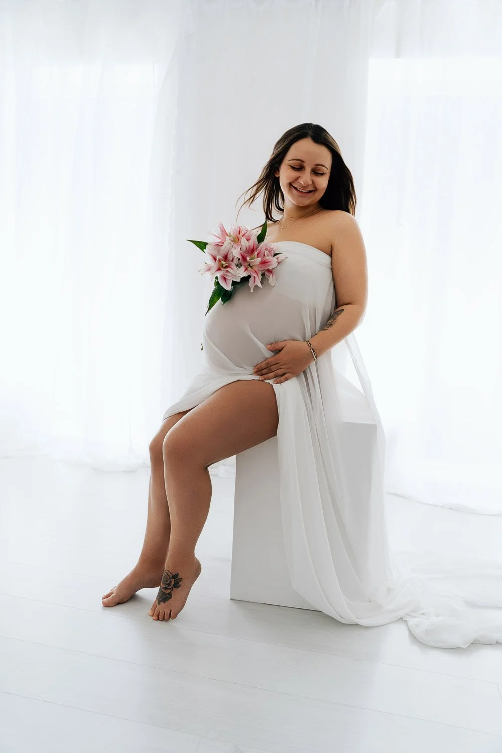 wunderschönes Shootingkleid für  Babybauchfotos von Babybauchfotografin Jacqueline Wilms für ein einzigartige Babybauchshooting  in Prien am Chiemsee, Rosenheim, Traunstein, Wasserburg, München und dem Chiemgau