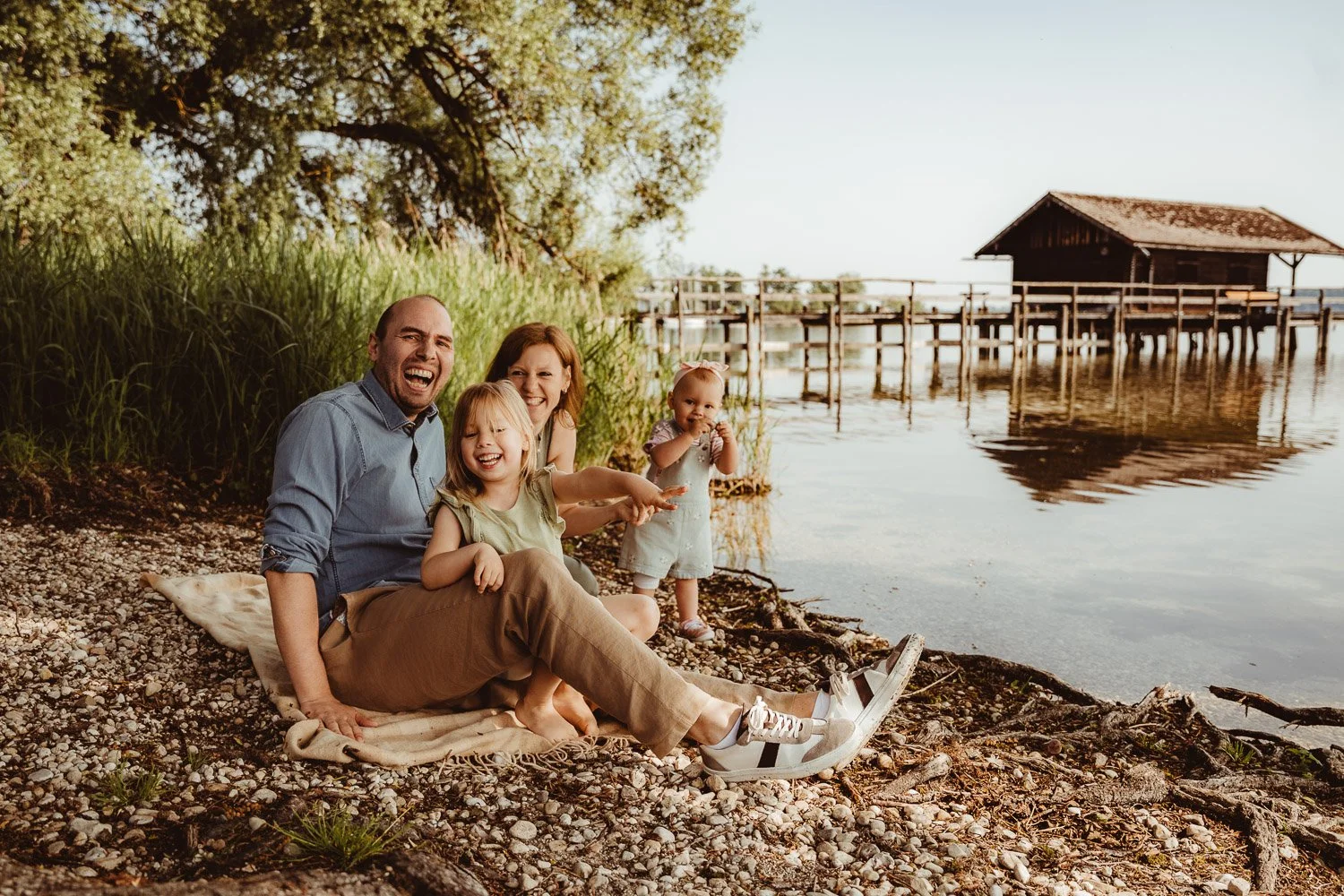 natürliche Familienfotos in einem entspannten Familienshooting für Prien am Chiemsee, Rosenheim, Traunstein  Chiemsee, Chiemgau