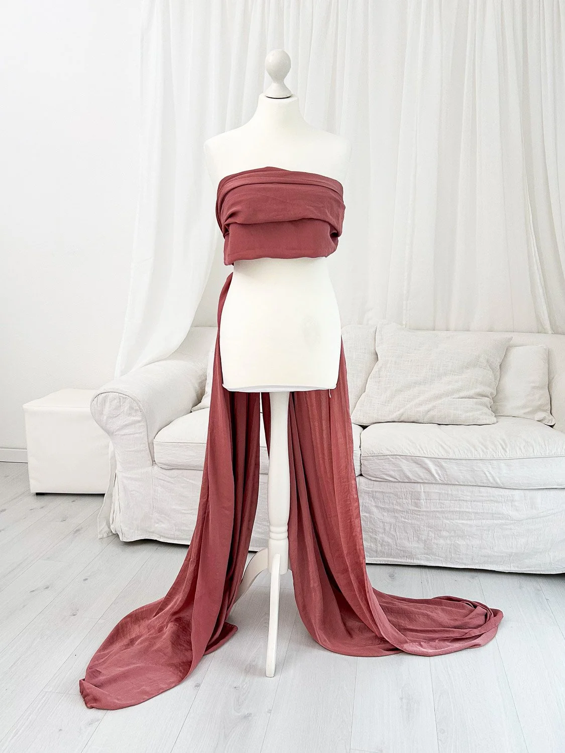 wunderschönes Shootingkleid für  Babybauchfotos von Babybauchfotografin Jacqueline Wilms für ein einzigartige Babybauchshooting  in Prien am Chiemsee, Rosenheim, Traunstein, Wasserburg, München und dem Chiemgau