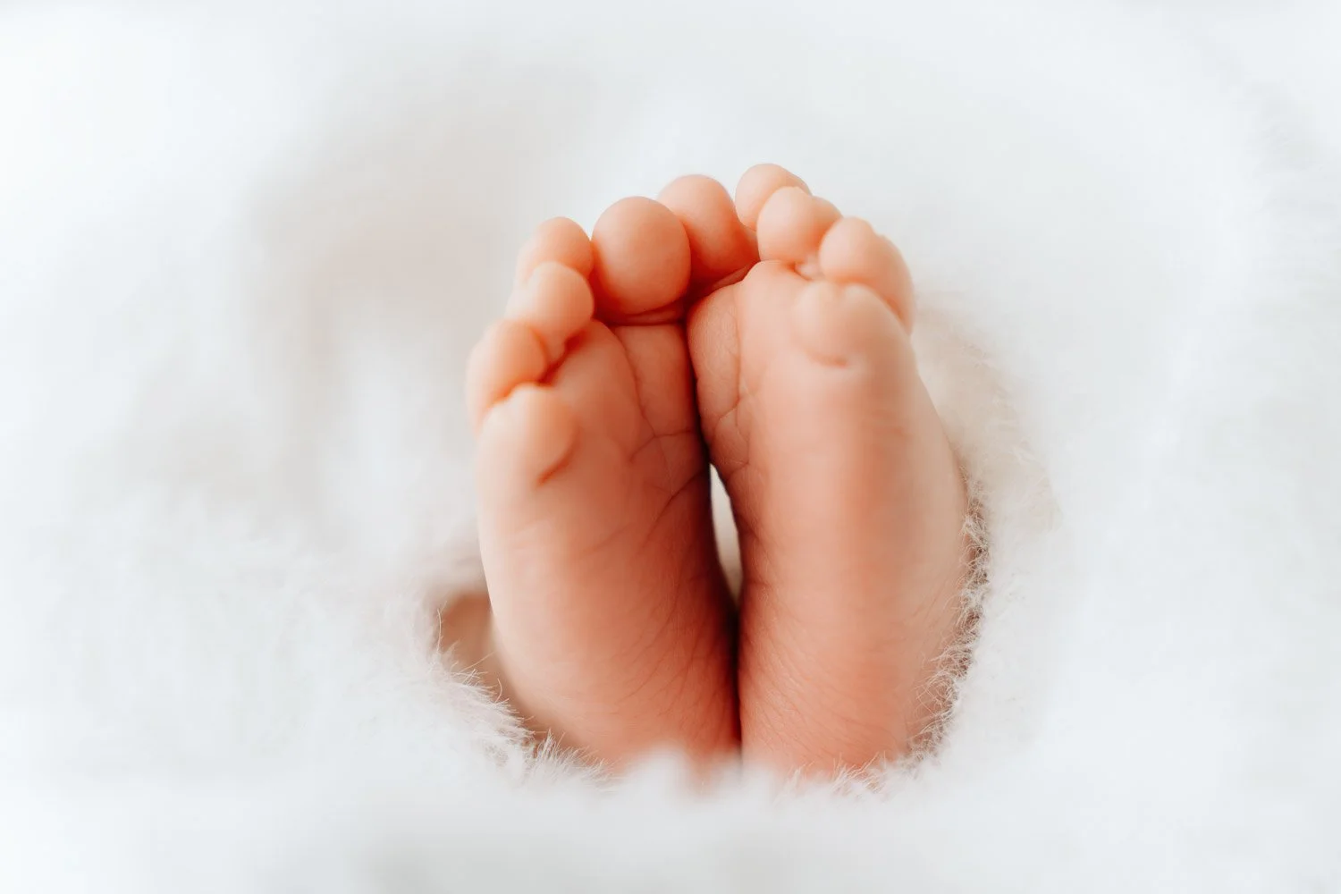 entspanntes Babyshooting, liebevolle Babyfotografie, zarte Babyfotos, natürliche Familienfotos im Tagelichtstudio Prien am Chiemsee für Rosenheim, Traunstein, Wasserburg, Chiemgau Baby2026