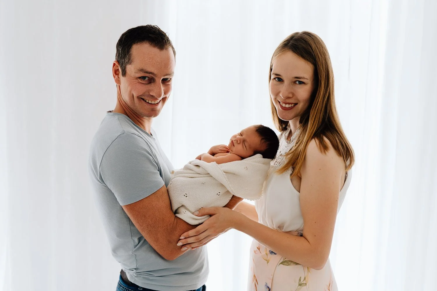 entspanntes Babyshooting, liebevolle Babyfotografie, zarte Babyfotos, natürliche Familienfotos im Tagelichtstudio Prien am Chiemsee für Rosenheim, Traunstein, Wasserburg, Chiemgau Baby2026