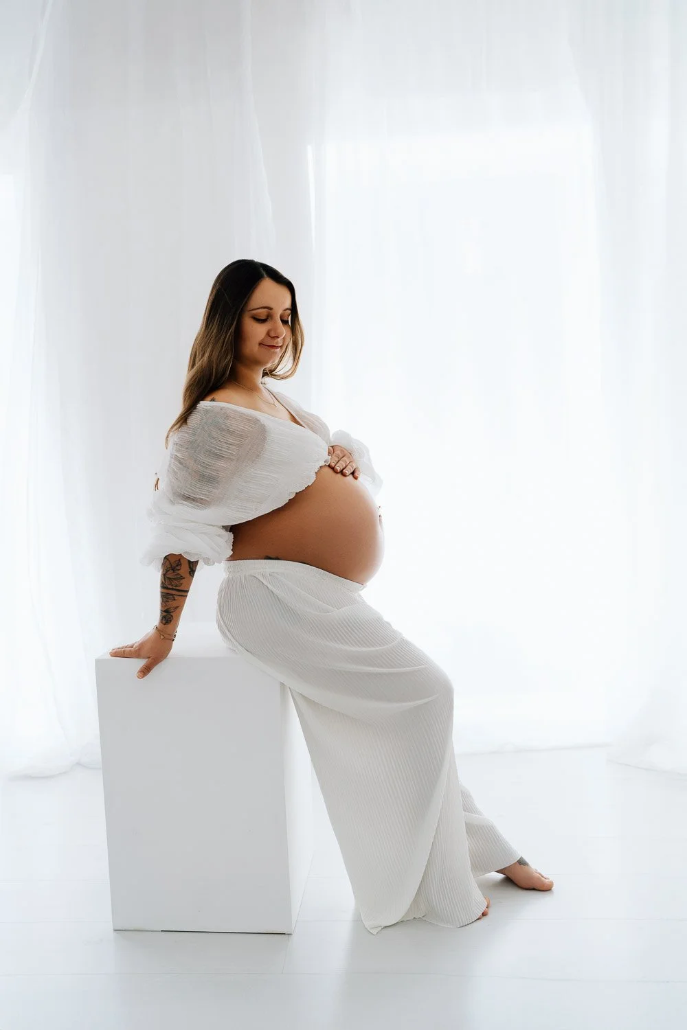 liebevolle und entspannte Babybauchbilder von Babybauchfotografin Jacqueline Wilms, wundervolle Babybauchfotografie und schönes Babybauchshooting für Schwangere 2025 für wunderschöne Babybauchfotos  in Prien am Chiemsee, für Kreis Rosenheim und Kreis