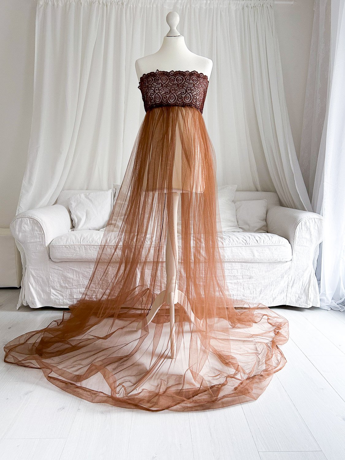 wunderschönes Shootingkleid für  Babybauchfotos von Babybauchfotografin Jacqueline Wilms für ein einzigartige Babybauchshooting  in Prien am Chiemsee, Rosenheim, Traunstein, Wasserburg, München und dem Chiemgau