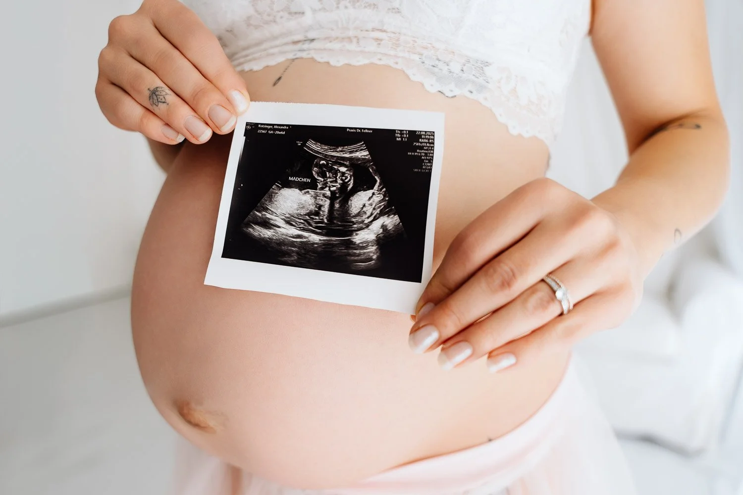 liebevolle und entspannte Babybauchbilder von Babybauchfotografin Jacqueline Wilms, wundervolle Babybauchfotografie und schönes Babybauchshooting für Schwangere 2026 für wunderschöne Babybauchfotos  in Prien am Chiemsee, für Kreis Rosenheim und Kreis