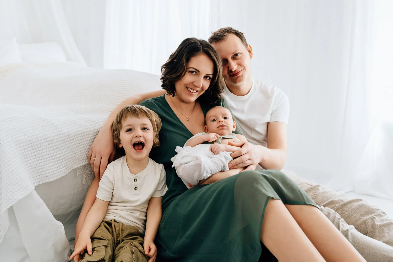 entspanntes Babyshooting, liebevolle Babyfotografie, zarte Babyfotos, natürliche Familienfotos im Tagelichtstudio Prien am Chiemsee für Rosenheim, Traunstein, Wasserburg, Chiemgau Baby2026