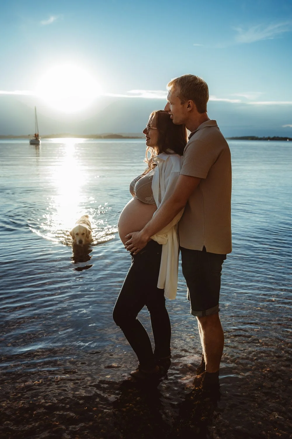 liebevolle und entspannte Babybauchbilder von Babybauchfotografin Jacqueline Wilms, wundervolle Babybauchfotografie und schönes Babybauchshooting für Schwangere 2026 für wunderschöne Babybauchfotos  in Prien am Chiemsee, für Kreis Rosenheim und Kreis