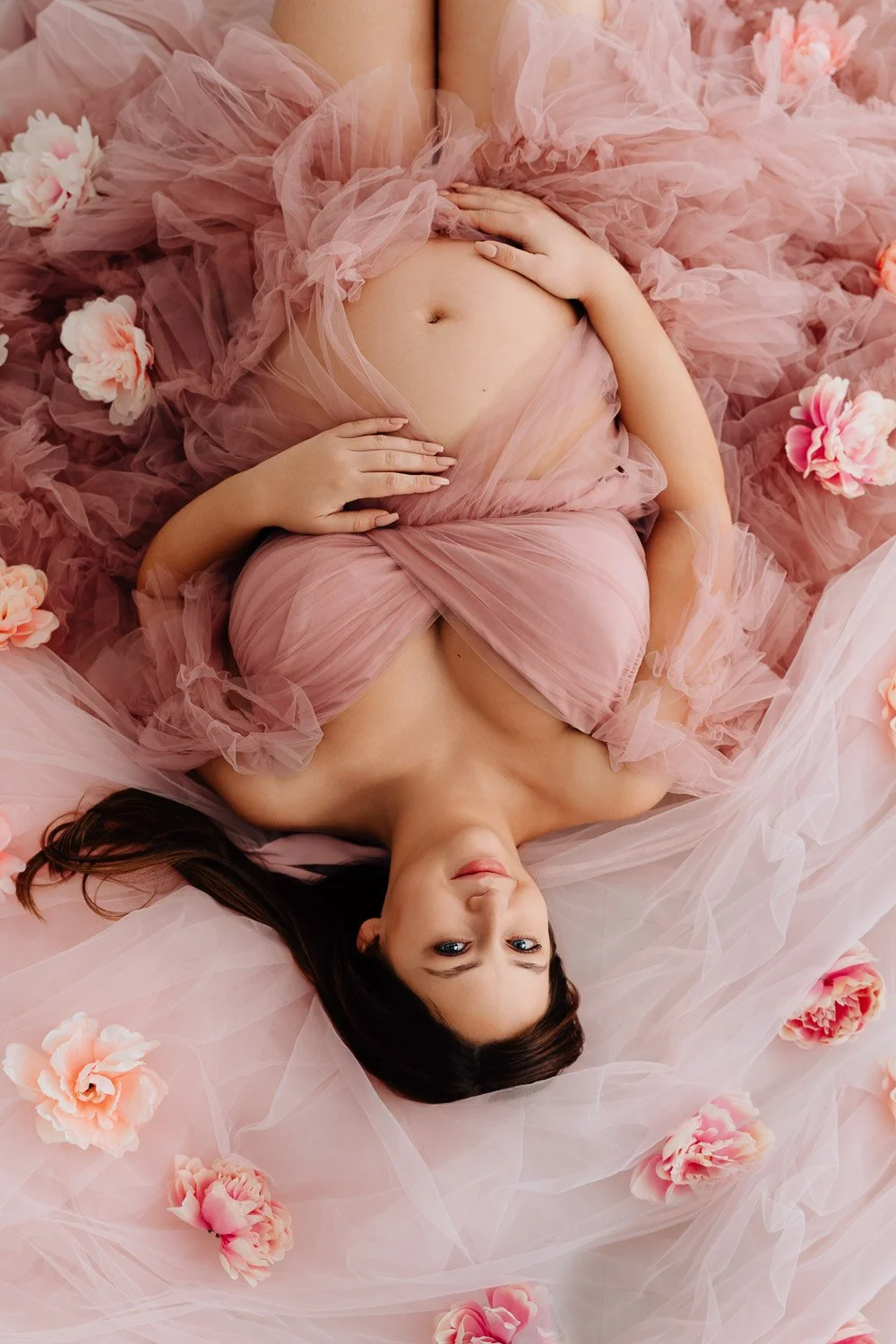 liebevolle und entspannte Babybauchbilder von Babybauchfotografin Jacqueline Wilms, wundervolle Babybauchfotografie und schönes Babybauchshooting für Schwangere 2025 für wunderschöne Babybauchfotos  in Prien am Chiemsee, für Kreis Rosenheim und Kreis