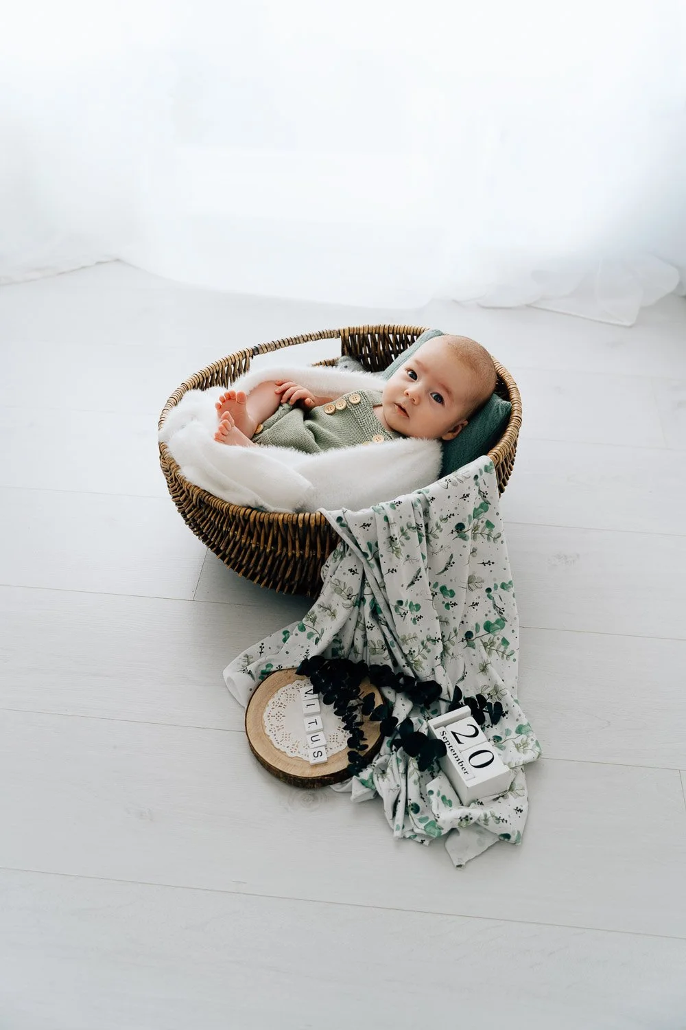 entspanntes Babyshooting, liebevolle Babyfotografie, zarte Babyfotos, natürliche Familienfotos im Tagelichtstudio Prien am Chiemsee für Rosenheim, Traunstein, Wasserburg, Chiemgau Baby2026