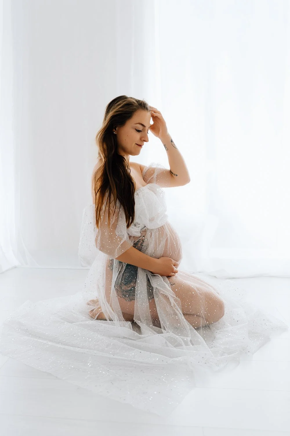 liebevolle und entspannte Babybauchbilder von Babybauchfotografin Jacqueline Wilms, wundervolle Babybauchfotografie und schönes Babybauchshooting für Schwangere 2026 für wunderschöne Babybauchfotos  in Prien am Chiemsee, für Kreis Rosenheim und Kreis