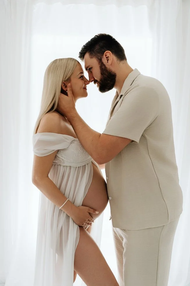 liebevolle und entspannte Babybauchbilder von Babybauchfotografin Jacqueline Wilms, wundervolle Babybauchfotografie und schönes Babybauchshooting für Schwangere 2026 für wunderschöne Babybauchfotos  in Prien am Chiemsee, für Kreis Rosenheim und Kreis
