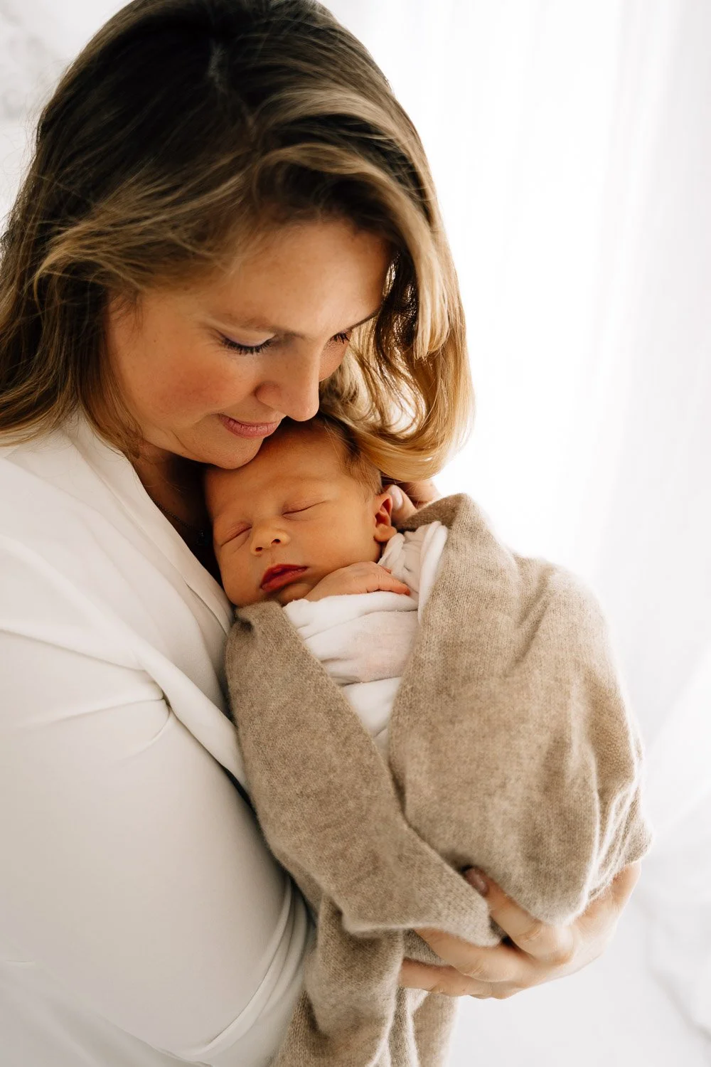 entspanntes Babyshooting, liebevolle Babyfotografie, zarte Babyfotos, natürliche Familienfotos im Tagelichtstudio Prien am Chiemsee für Rosenheim, Traunstein, Wasserburg, Chiemgau Baby2026