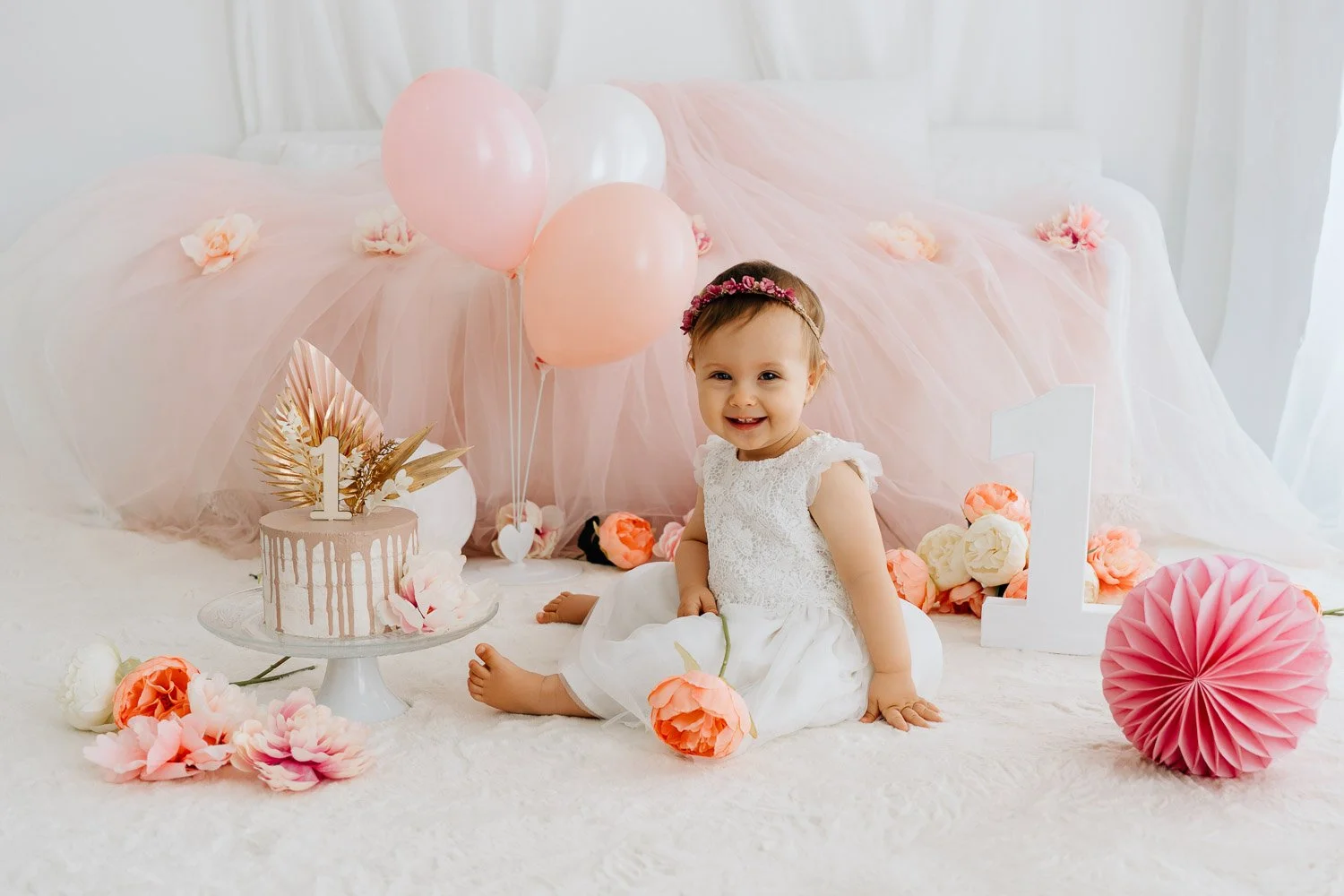 wunderschönes Geburtstagsshooting, liebevolle Geburtstagsfotos zum 1.Geburtstag, im Tageslichtstudio in Prien am Chiemsee für Rosenheim, Traunstein und Chiemgau