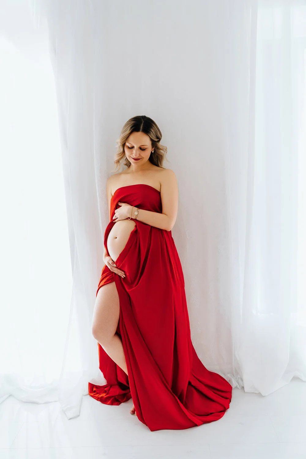 liebevolle und entspannte Babybauchbilder von Babybauchfotografin Jacqueline Wilms, wundervolle Babybauchfotografie und schönes Babybauchshooting für Schwangere 2026 für wunderschöne Babybauchfotos  in Prien am Chiemsee, für Kreis Rosenheim und Kreis