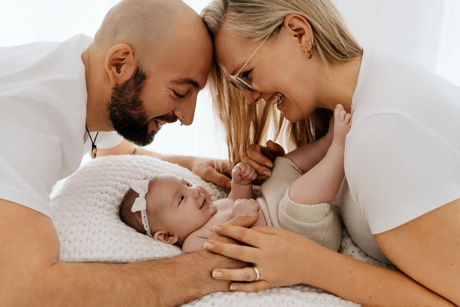 entspanntes Babyshooting, liebevolle Babyfotografie, zarte Babyfotos, natürliche Familienfotos im Tagelichtstudio Prien am Chiemsee für Rosenheim, Traunstein, Wasserburg, Chiemgau Baby2026
