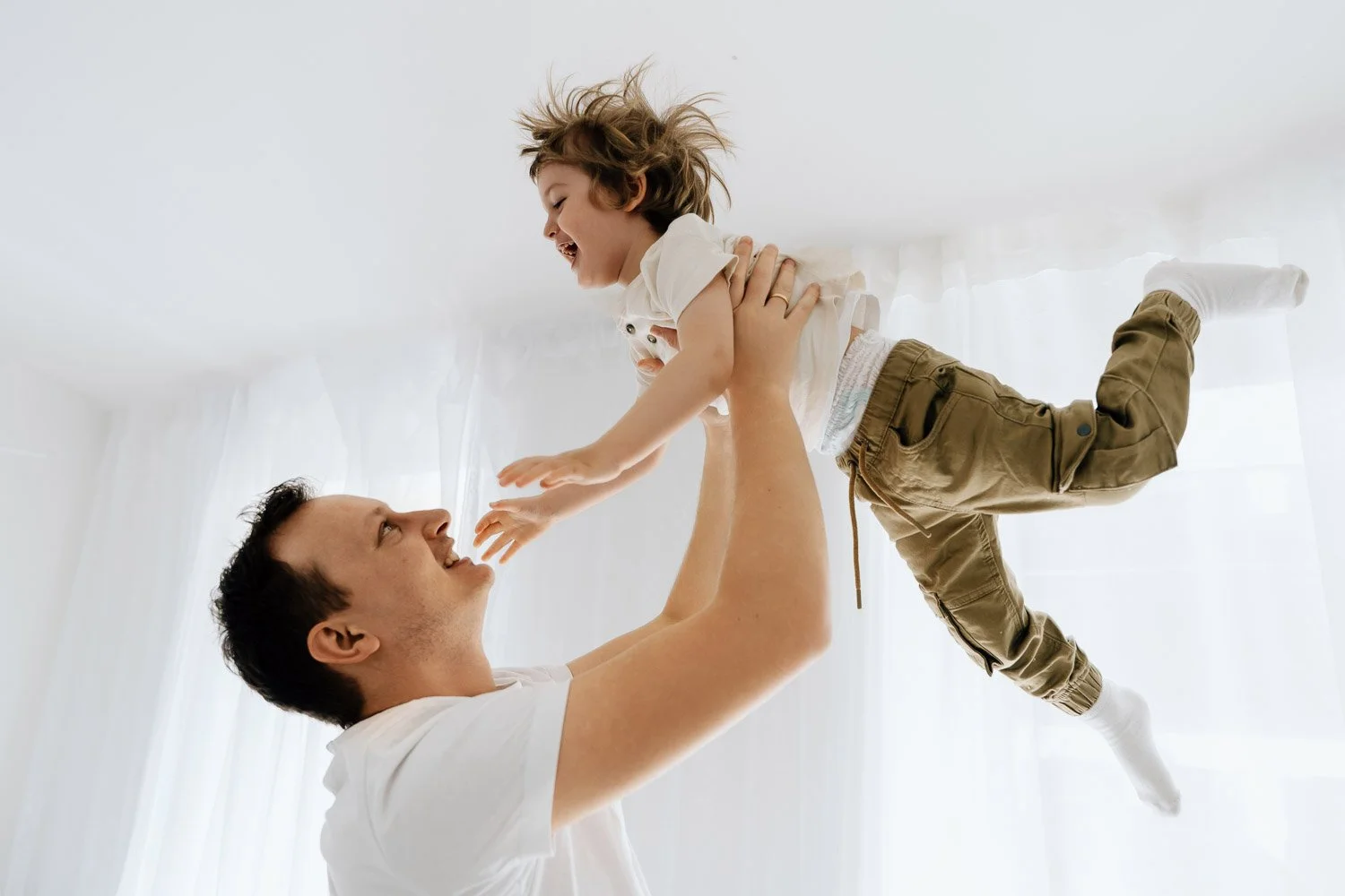 entspanntes Babyshooting, liebevolle Babyfotografie, zarte Babyfotos, natürliche Familienfotos im Tagelichtstudio Prien am Chiemsee für Rosenheim, Traunstein, Wasserburg, Chiemgau Baby2026