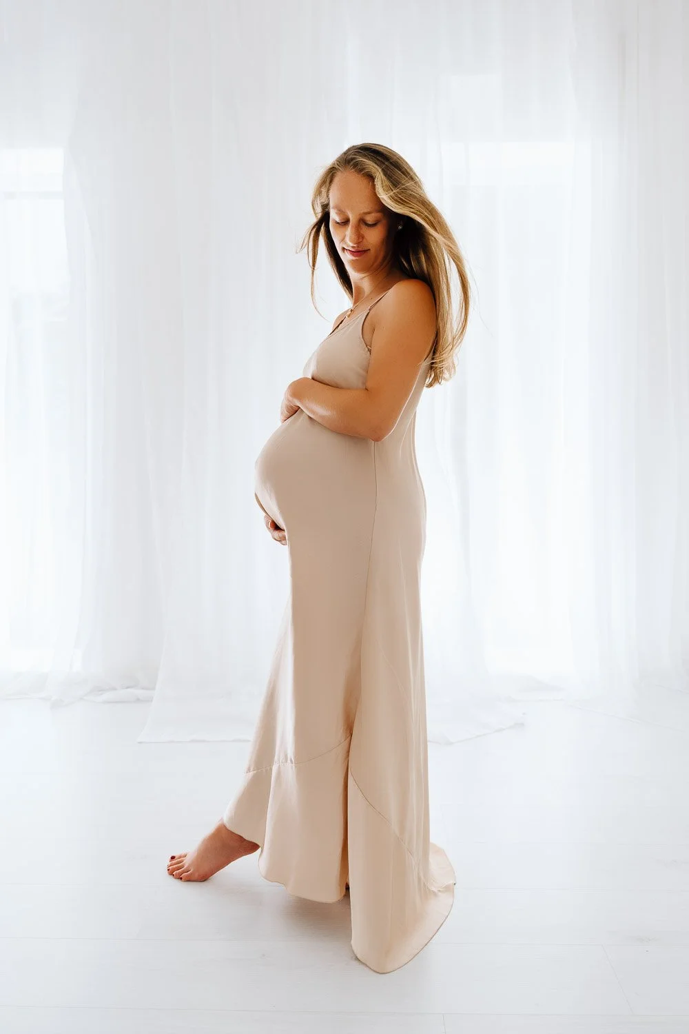wunderschönes Shootingkleid für  Babybauchfotos von Babybauchfotografin Jacqueline Wilms für ein einzigartige Babybauchshooting  in Prien am Chiemsee, Rosenheim, Traunstein, Wasserburg, München und dem Chiemgau