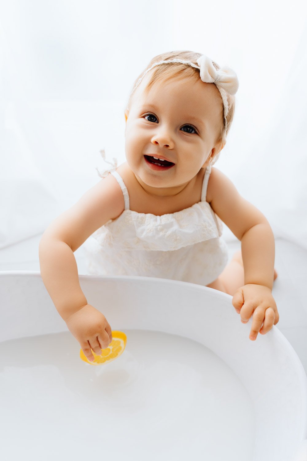 wunderschönes Geburtstagsshooting, liebevolle Geburtstagsfotos zum 1.Geburtstag, im Tageslichtstudio in Prien am Chiemsee für Rosenheim, Traunstein und Chiemgau
