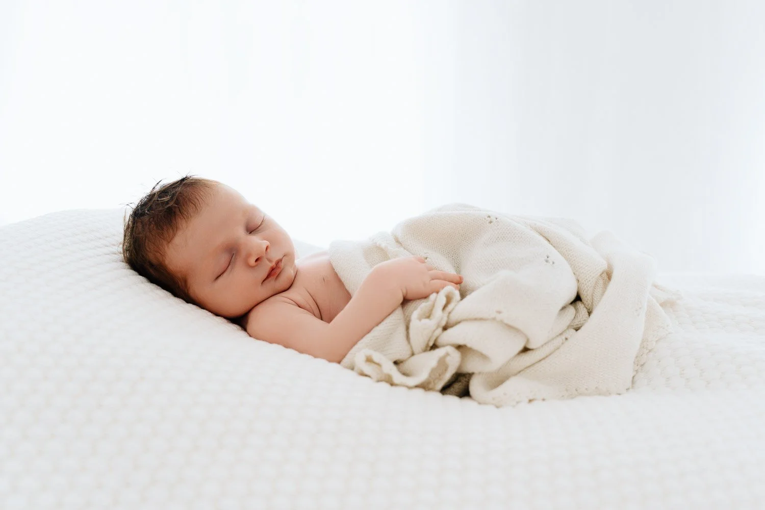 entspanntes Babyshooting, liebevolle Babyfotografie, zarte Babyfotos, natürliche Familienfotos im Tagelichtstudio Prien am Chiemsee für Rosenheim, Traunstein, Wasserburg, Chiemgau Baby2026