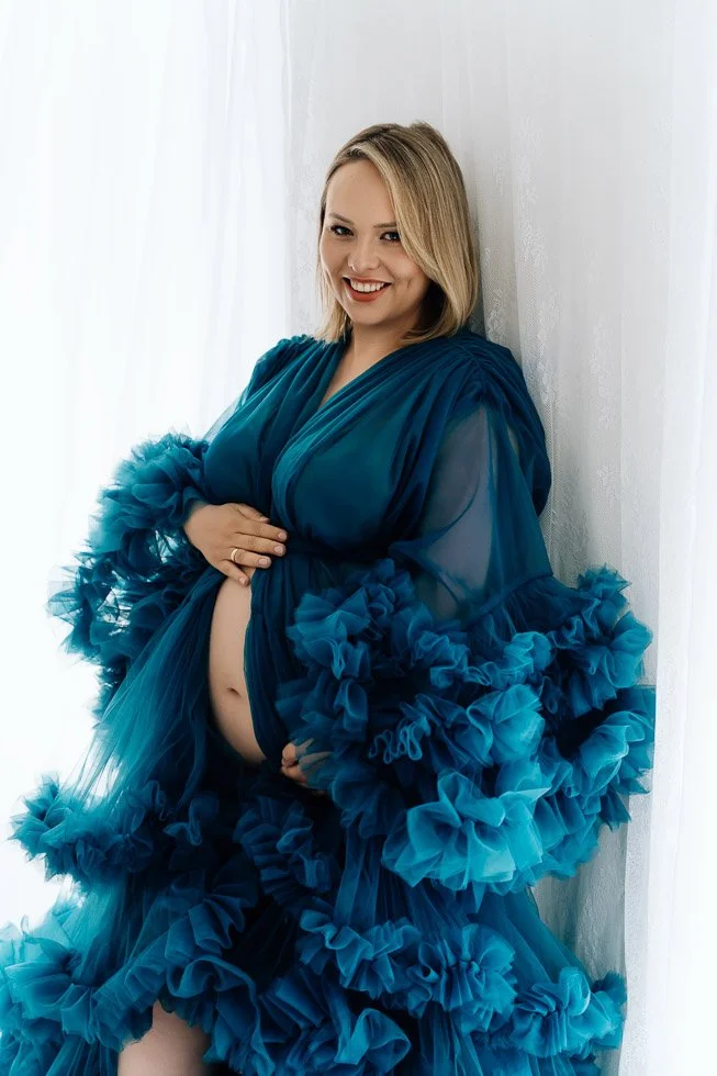 liebevolle und entspannte Babybauchbilder von Babybauchfotografin Jacqueline Wilms, wundervolle Babybauchfotografie und schönes Babybauchshooting für Schwangere 2026 für wunderschöne Babybauchfotos  in Prien am Chiemsee, für Kreis Rosenheim und Kreis