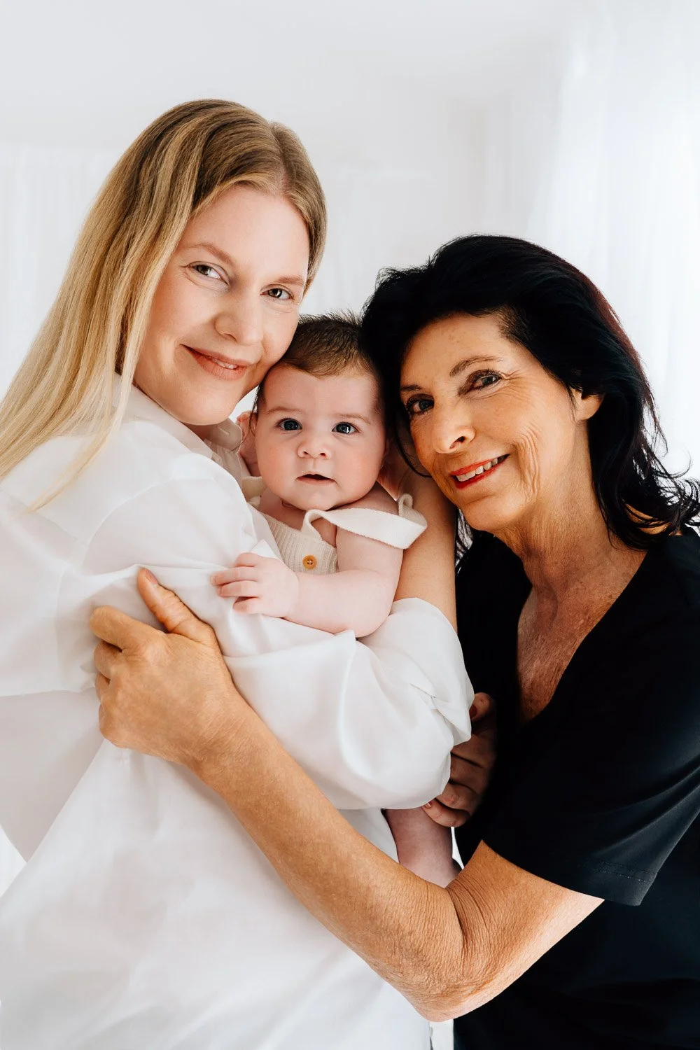 entspanntes Babyshooting, liebevolle Babyfotografie, zarte Babyfotos, natürliche Familienfotos im Tagelichtstudio Prien am Chiemsee für Rosenheim, Traunstein, Wasserburg, Chiemgau Baby2026