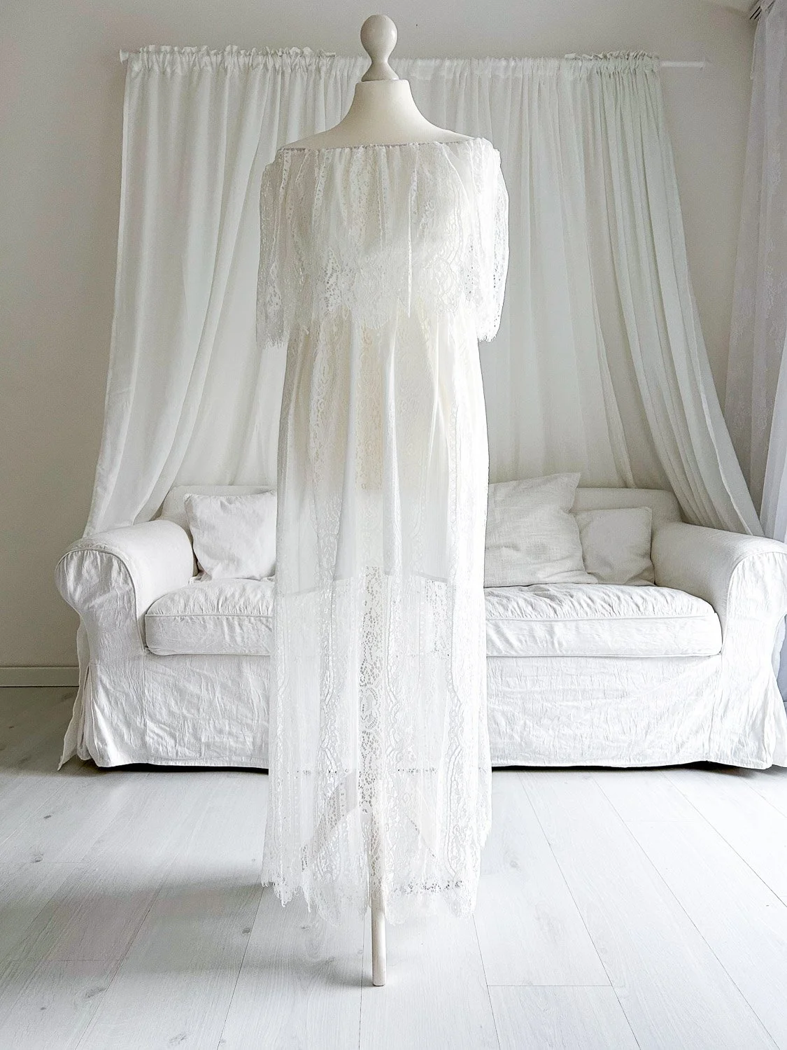 wunderschönes Shootingkleid für  Babybauchfotos von Babybauchfotografin Jacqueline Wilms für ein einzigartige Babybauchshooting  in Prien am Chiemsee, Rosenheim, Traunstein, Wasserburg, München und dem Chiemgau