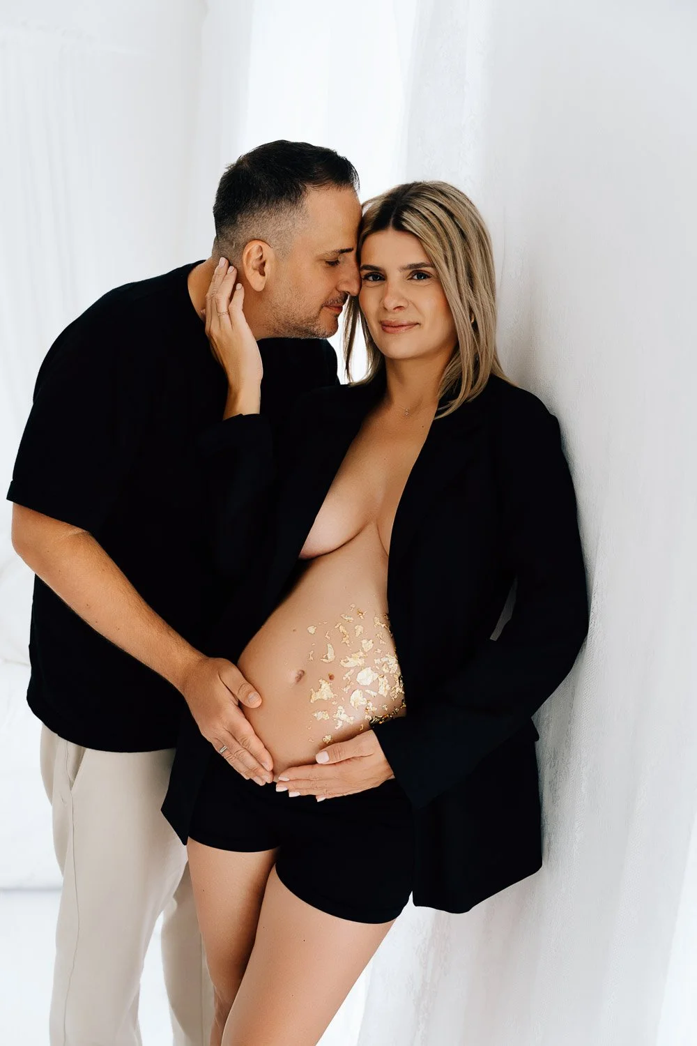 liebevolle und entspannte Babybauchbilder von Babybauchfotografin Jacqueline Wilms, wundervolle Babybauchfotografie und schönes Babybauchshooting für Schwangere 2026 für wunderschöne Babybauchfotos  in Prien am Chiemsee, für Kreis Rosenheim und Kreis