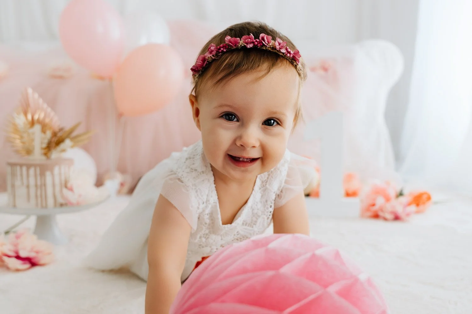 wunderschönes Geburtstagsshooting, liebevolle Geburtstagsfotos zum 1.Geburtstag, im Tageslichtstudio in Prien am Chiemsee für Rosenheim, Traunstein und Chiemgau