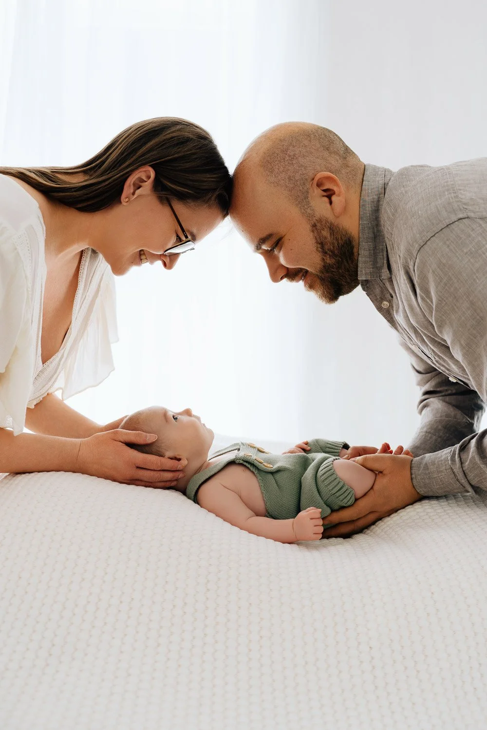 entspanntes Babyshooting, liebevolle Babyfotografie, zarte Babyfotos, natürliche Familienfotos im Tagelichtstudio Prien am Chiemsee für Rosenheim, Traunstein, Wasserburg, Chiemgau Baby2026