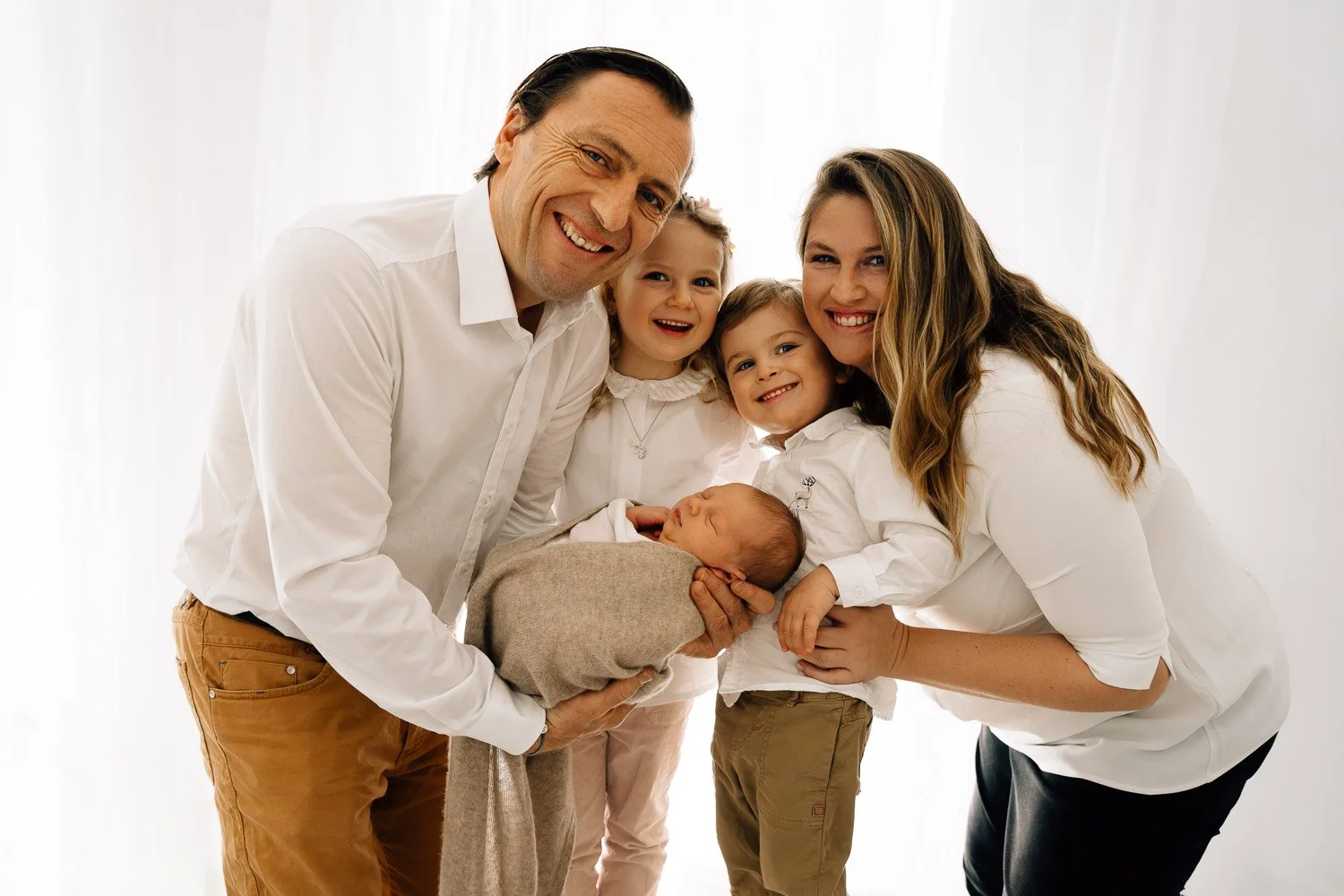 entspanntes Babyshooting, liebevolle Babyfotografie, zarte Babyfotos, natürliche Familienfotos im Tagelichtstudio Prien am Chiemsee für Rosenheim, Traunstein, Wasserburg, Chiemgau Baby2026