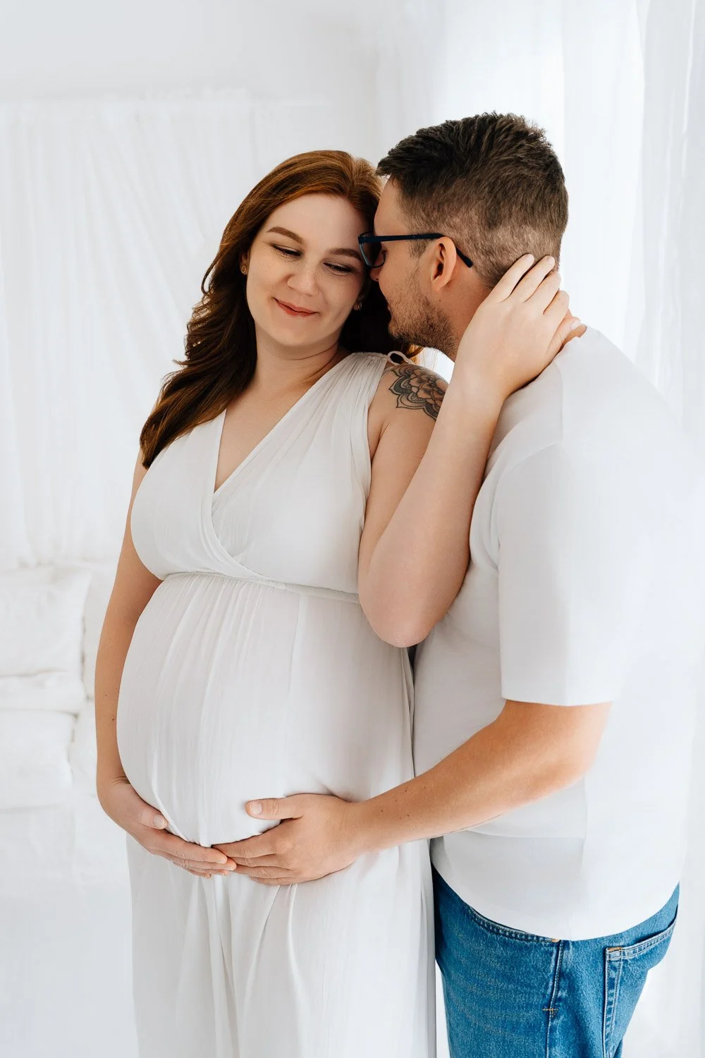 liebevolle und entspannte Babybauchbilder von Babybauchfotografin Jacqueline Wilms, wundervolle Babybauchfotografie und schönes Babybauchshooting für Schwangere 2025 für wunderschöne Babybauchfotos  in Prien am Chiemsee, für Kreis Rosenheim und Kreis