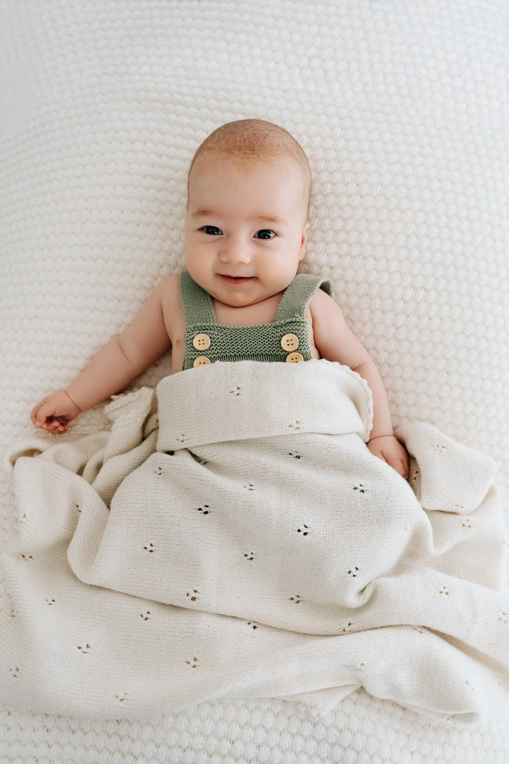 entspanntes Babyshooting, liebevolle Babyfotografie, zarte Babyfotos, natürliche Familienfotos im Tagelichtstudio Prien am Chiemsee für Rosenheim, Traunstein, Wasserburg, Chiemgau Baby2026