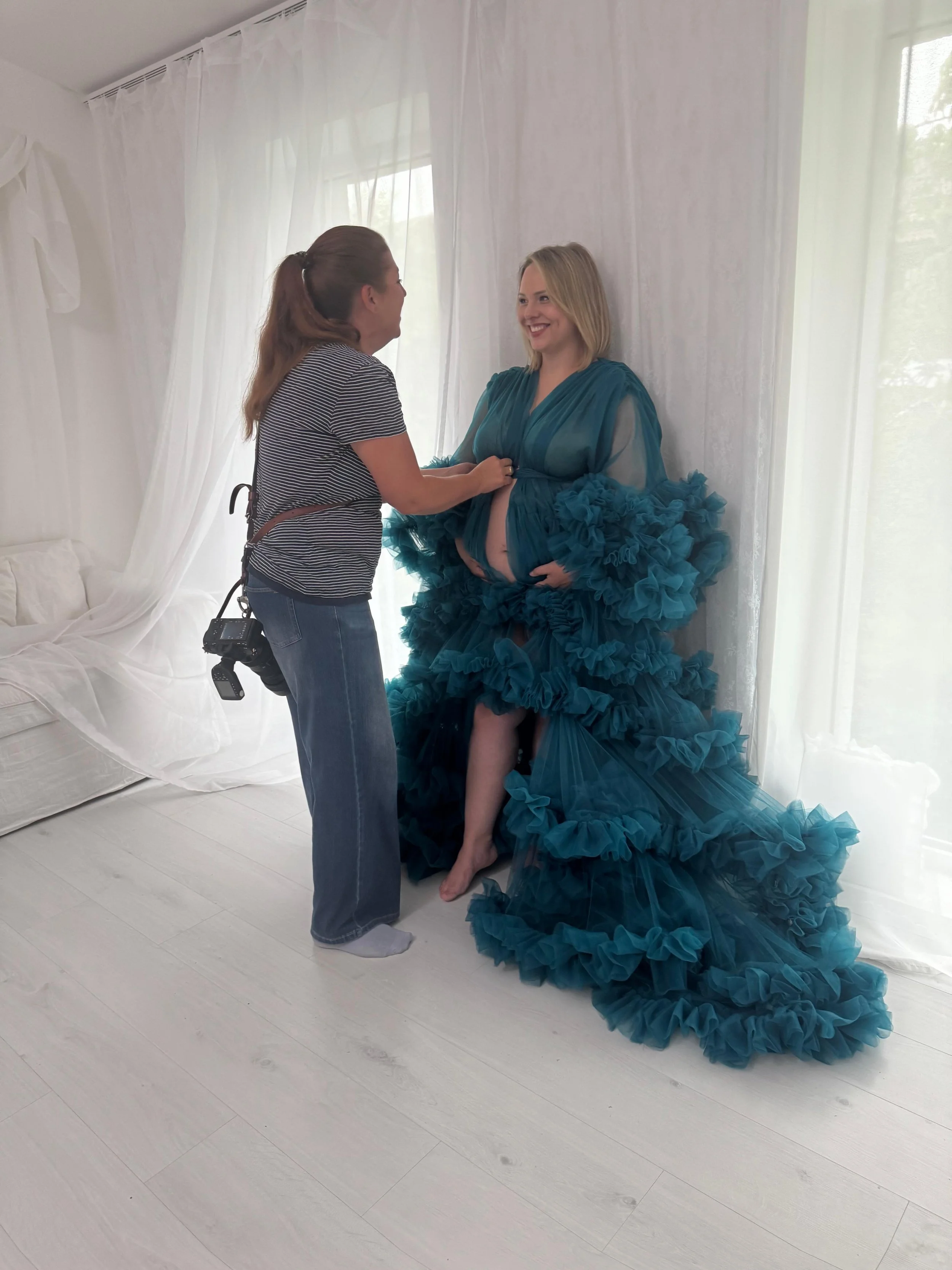 liebevolle und entspannte Babybauchfotos von Babybauchfotografin Jacqueline Wilms, wundervolle Babybauchfotografie und schönes Babysbauchhooting für  wunderschöne Babybauchfotos  in Prien am Chiemsee, für Kreis Rosenheim und Kreis Traunstein, rund um