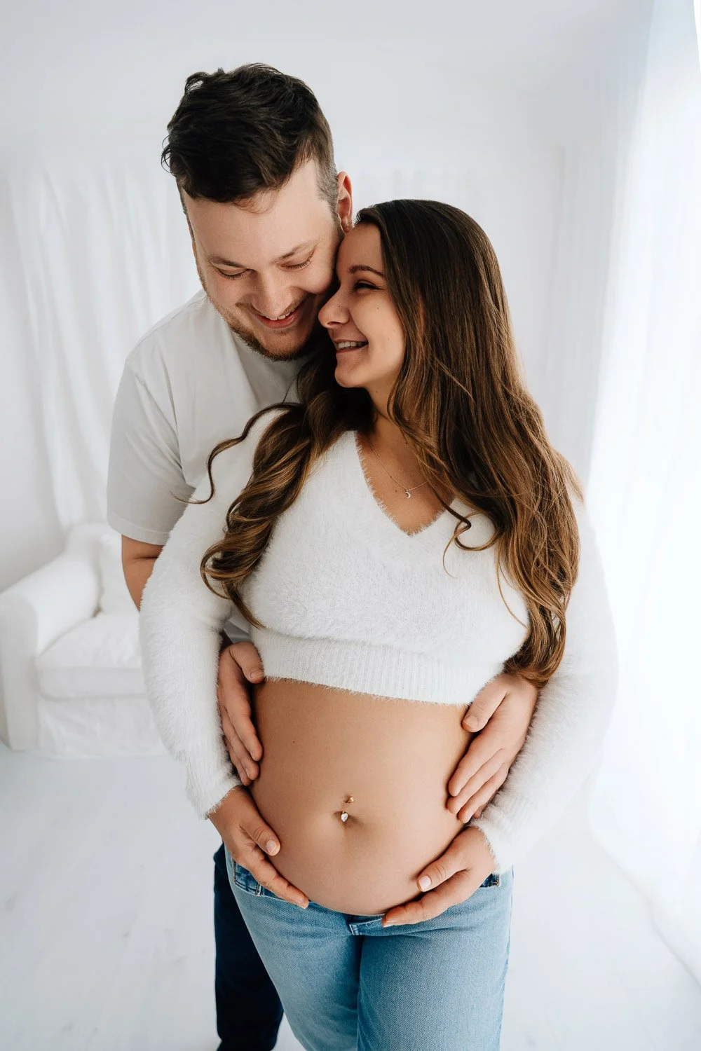 liebevolles Babybauchshooting für wunderschöne Babybauchfotos für Prien am Chiemsee, Rosenheim, Traunstein, Wasserburg Chiemgau und München 