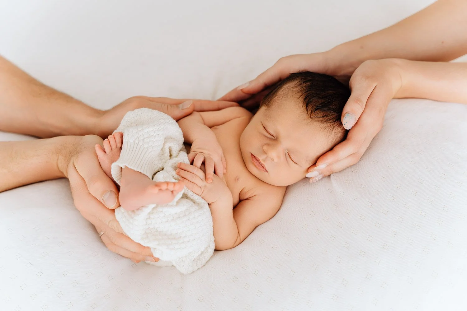 entspanntes Babyshooting, liebevolle Babyfotografie, zarte Babyfotos, natürliche Familienfotos im Tagelichtstudio Prien am Chiemsee für Rosenheim, Traunstein, Wasserburg, Chiemgau Baby2026