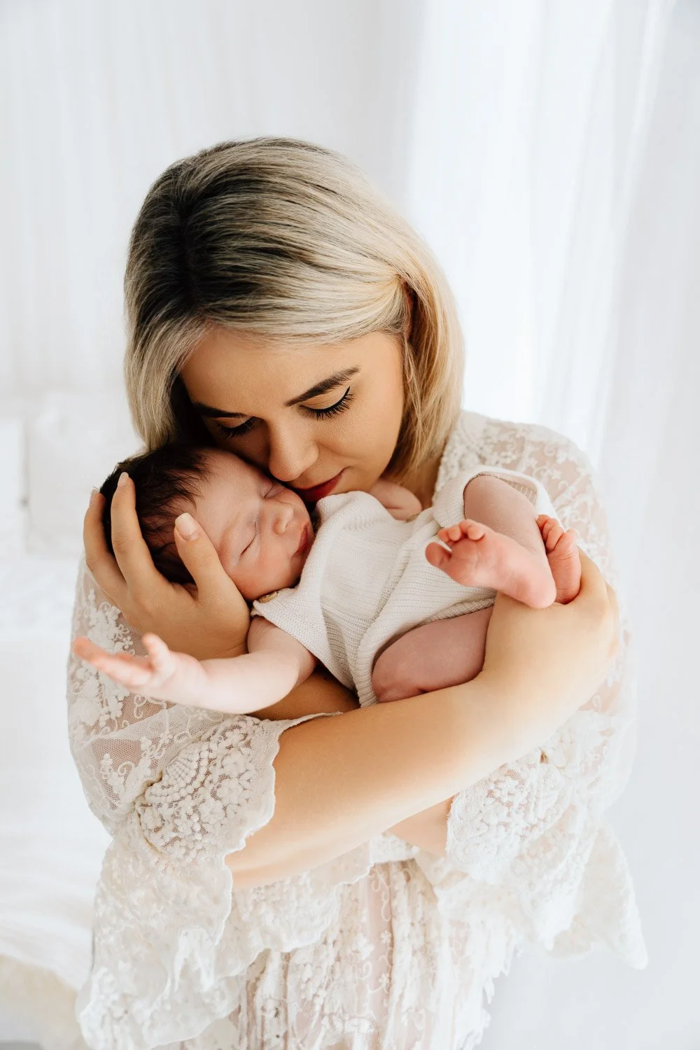 entspanntes Babyshooting, liebevolle Babyfotografie, zarte Babyfotos, natürliche Familienfotos im Tagelichtstudio Prien am Chiemsee für Rosenheim, Traunstein, Wasserburg, Chiemgau Baby2026