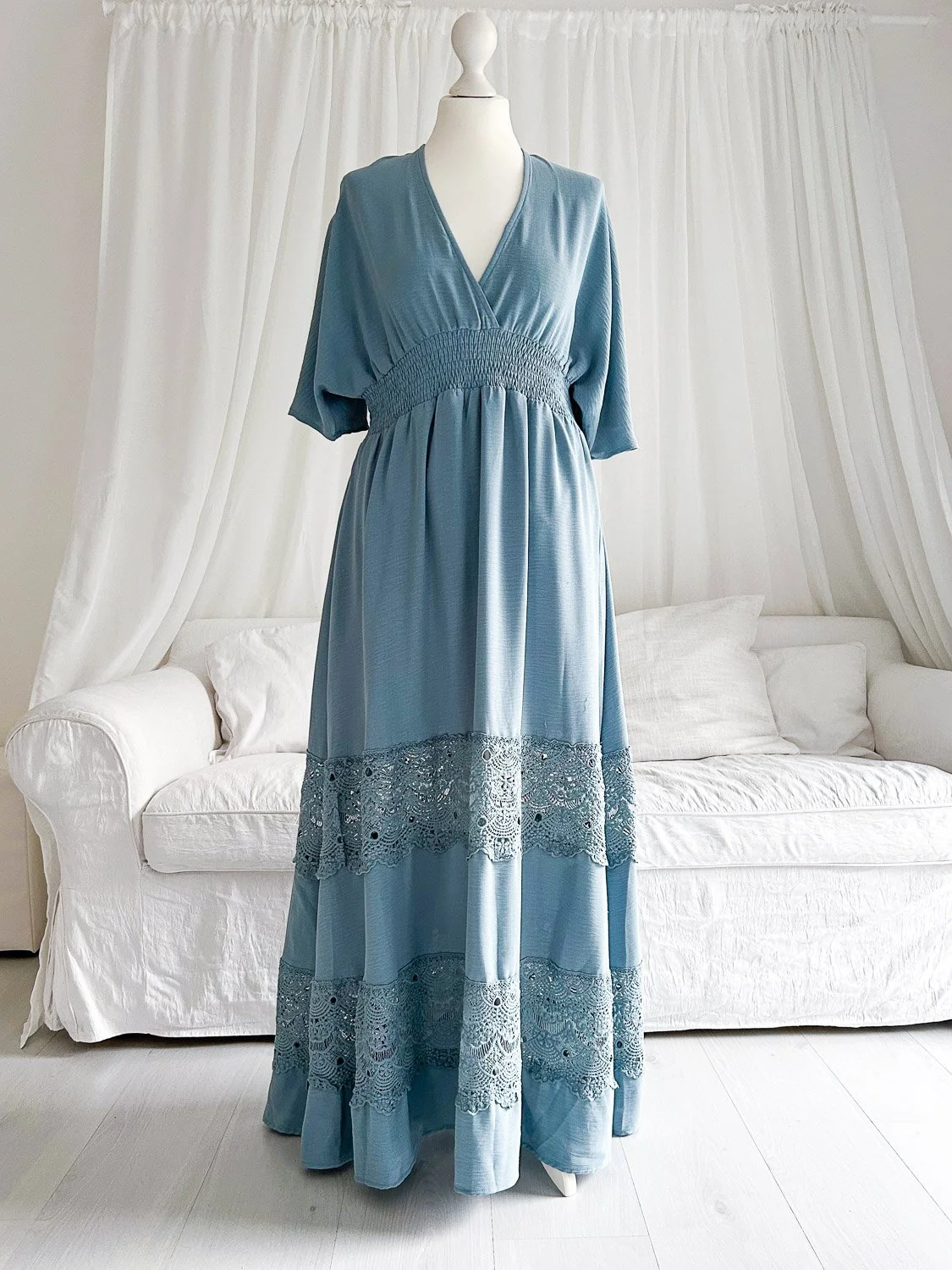 wunderschönes Shootingkleid für  Babybauchfotos von Babybauchfotografin Jacqueline Wilms für ein einzigartige Babybauchshooting  in Prien am Chiemsee, Rosenheim, Traunstein, Wasserburg, München und dem Chiemgau